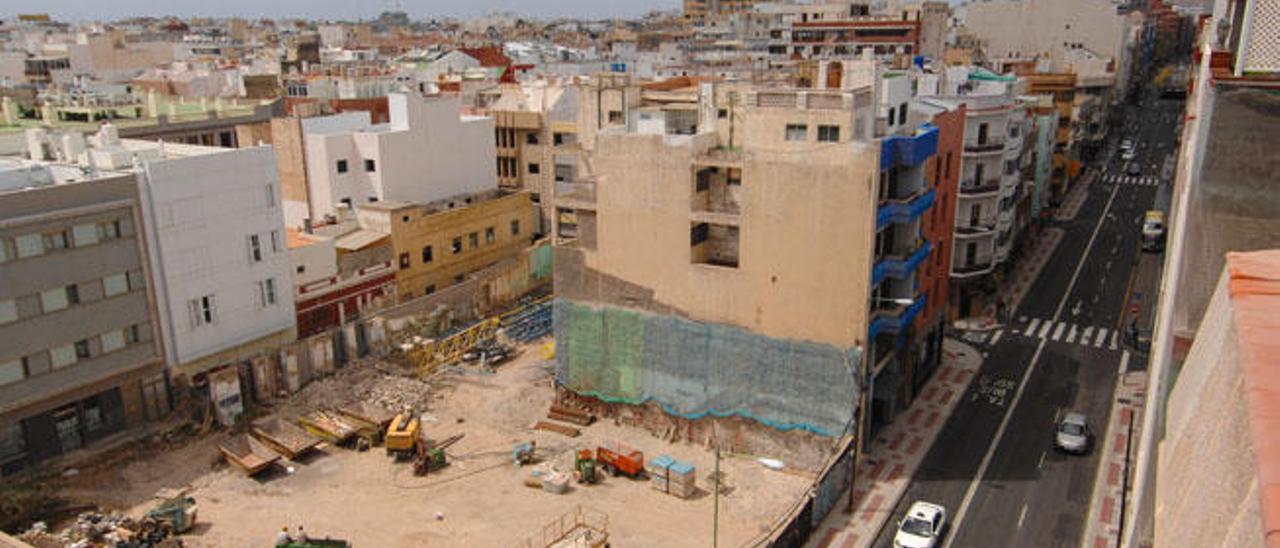 Solar situado entre Presidente Alvear y Montevideo, en el que se construirá el nuevo edificio.