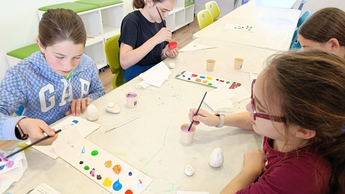 VÍDEO: Así fue el taller de decoración de huevos de Pascua en Llanera
