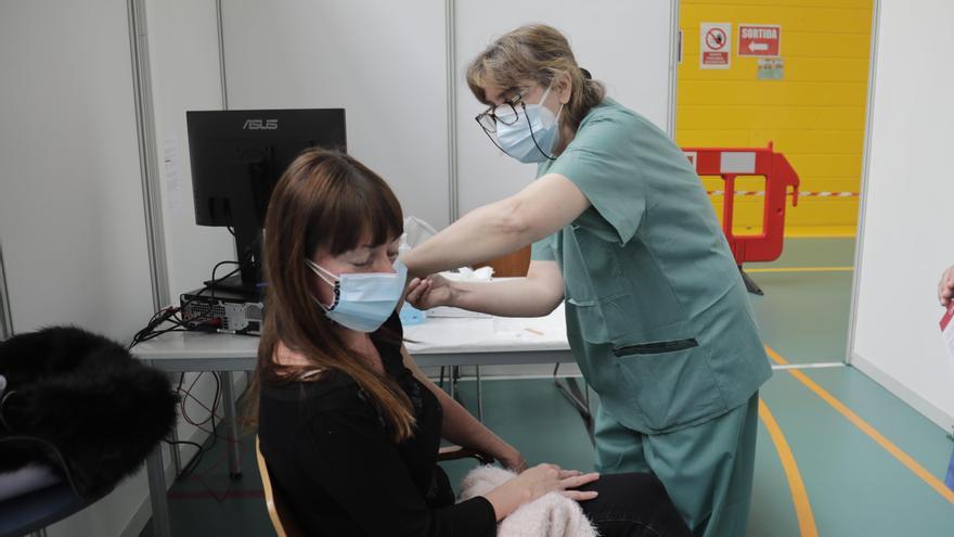 Una joven recibe una dosis de la vacuna en el polideportivo Germans Escalas