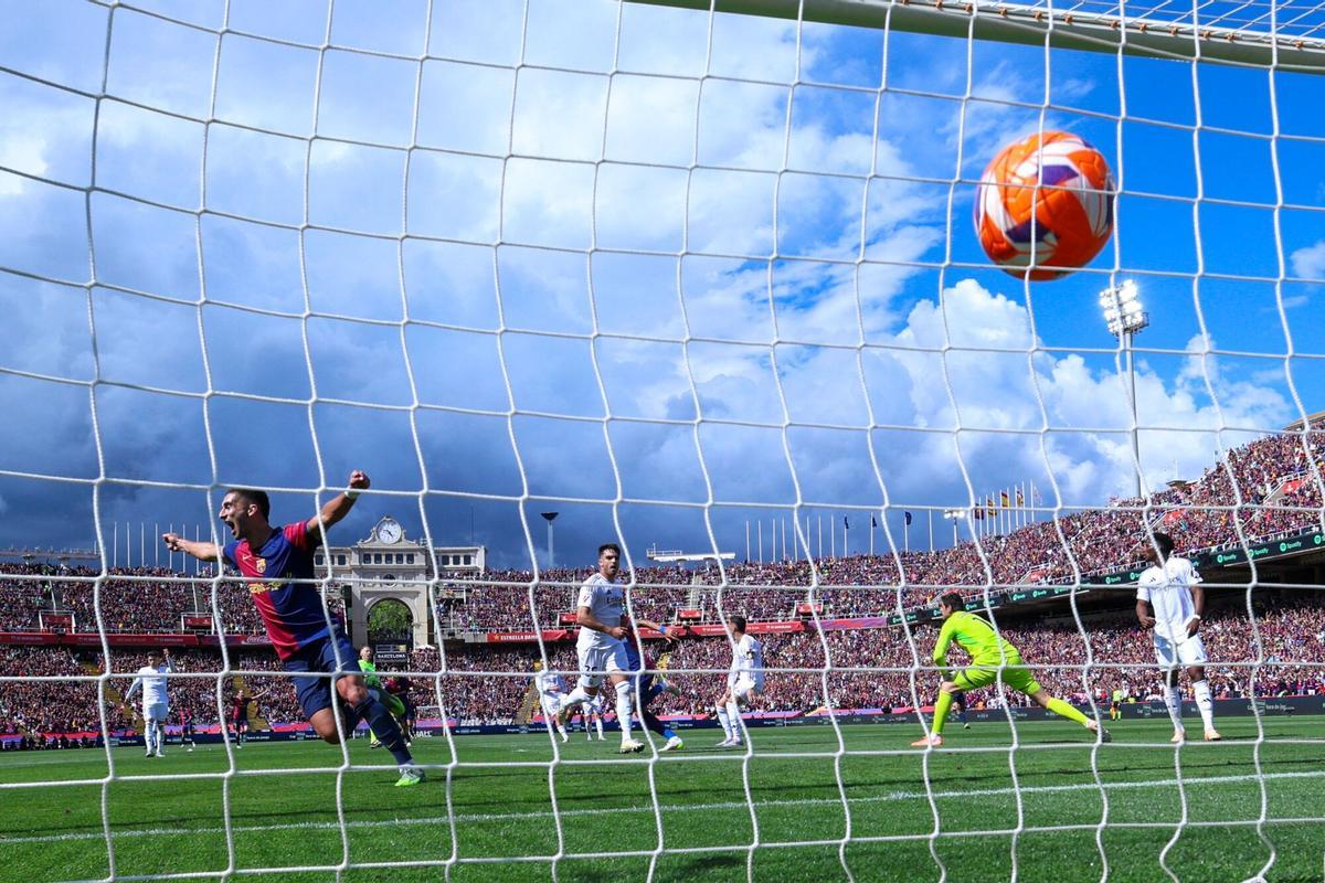 Ferran Torres celebra el gol que acaba de marcar Raphinha.