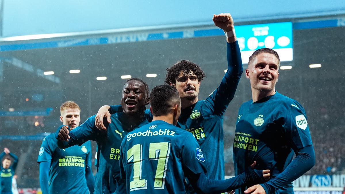 El PSV goleó al Heerenveen (0-8) para sellar la liga