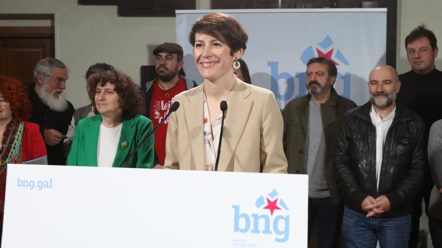 Ana Pontón, con los miembros de la ejecutiva del BNG, ayer en un hotel de Santiago de Compostela. |   // XOÁN ÁLVAREZ