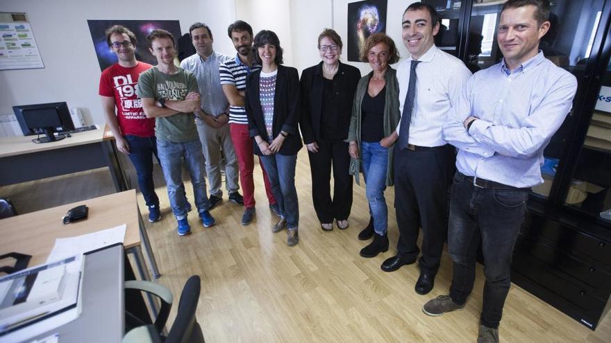 Adriana Ocampo, cuarta por la derecha, con el equipo del ICTEA de la Universidad de Oviedo, en el planetario de la Escuela de Minas.