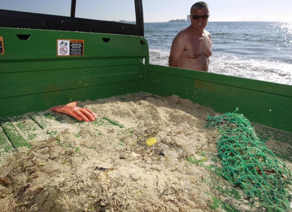 Plaga de medusas en la playa de Samil