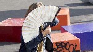 Una mujer se protege del sol en Barcelona.