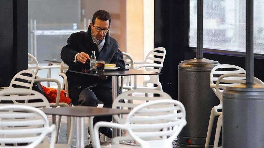 Un cliente almuerza en una terraza al reducirse el aforo en interior.