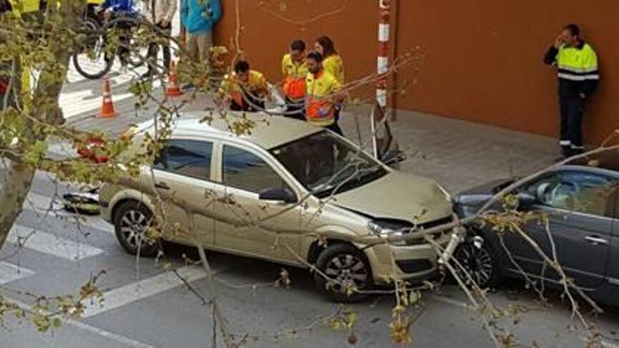 La col·lisió entre el cotxe i els vehicles aparcats.