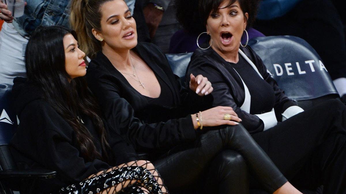 Kourtney y Khloé Kardashian junto a su madre Kris Jenner
