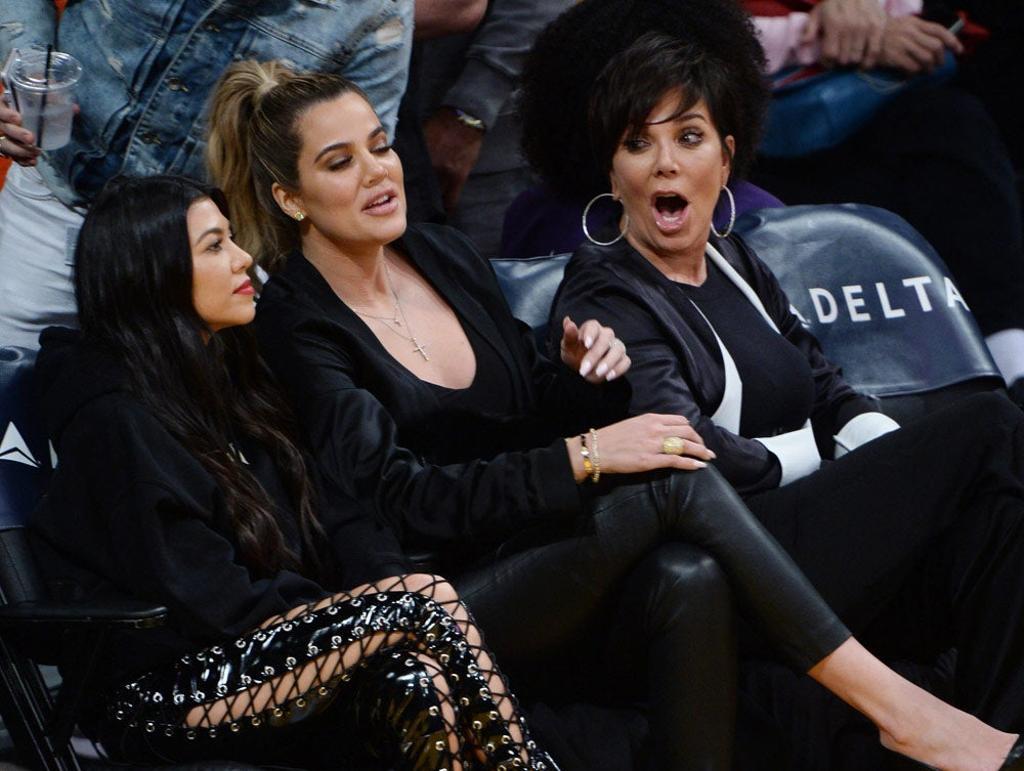 Kourtney y Khloé Kardashian junto a su madre Kris Jenner