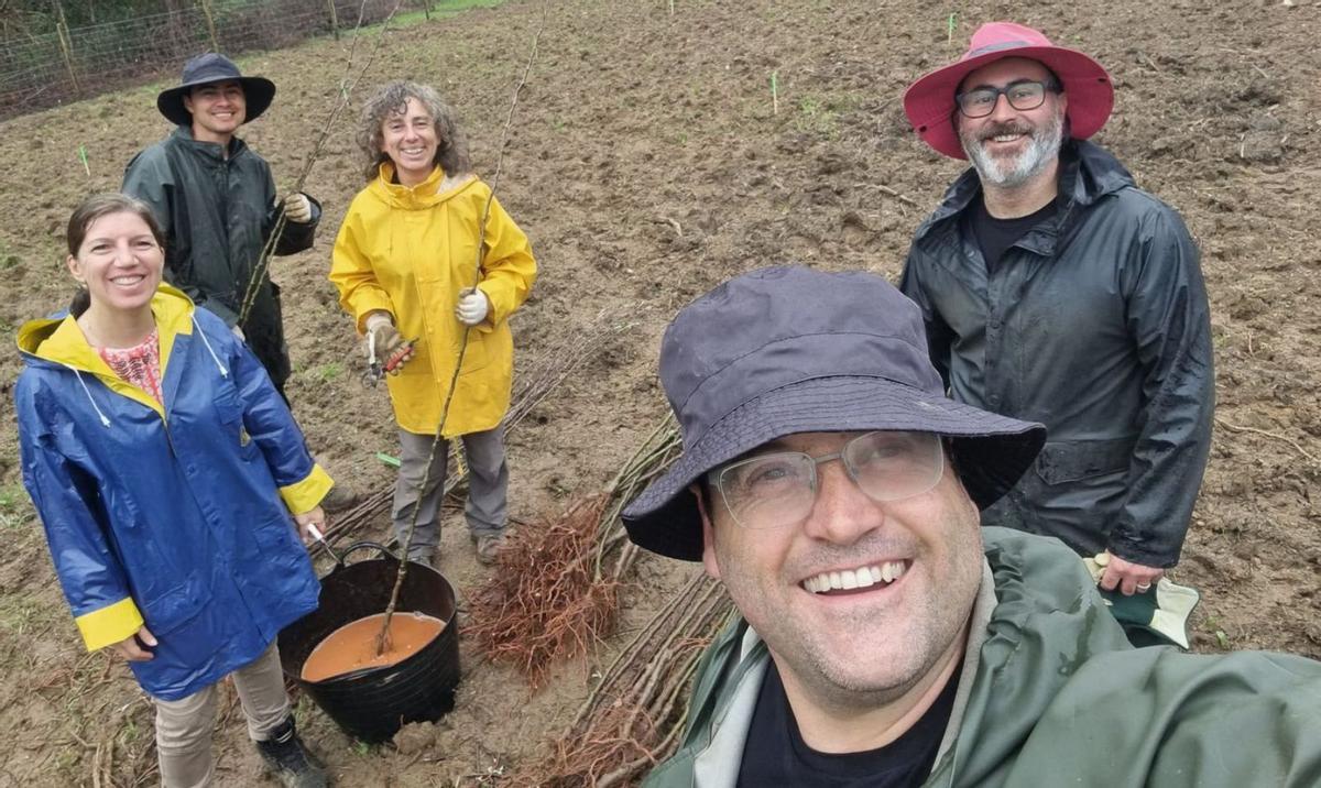 Roig, en primer plano, y su equipo, trabajan en la finca que regenera Ecosistémicos en Ardexurxo.   | // L. O.