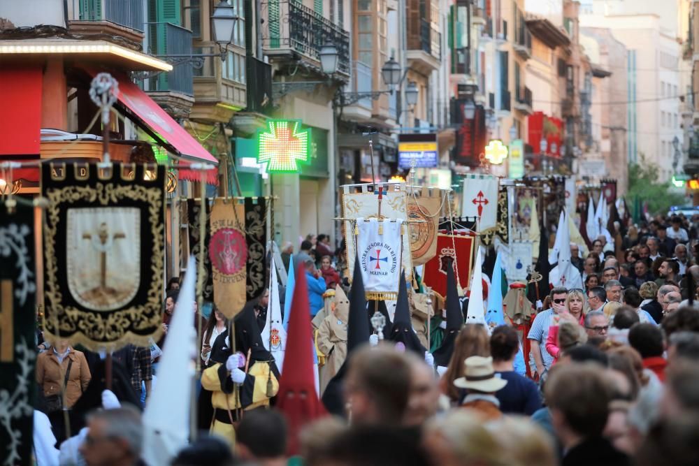 Bis Karfreitag ziehen wieder die Büßer in eindrucksvollen Umzügen durch die Innenstadt von Palma. Den Höhepunkt bildet der Gründonnerstag (13.4.), an dem alle 33 Bruderschaften in verschiedenen Routen