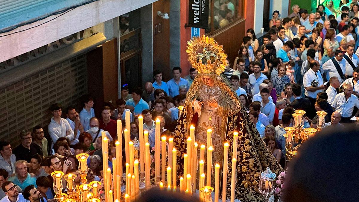 Traslado de la Virgen de la Amargura este sábado en Sevilla.