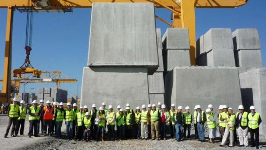 Cuarenta ingenieros, 32 de ellos portugueses, visitaron ayer las obras en Langosteira.