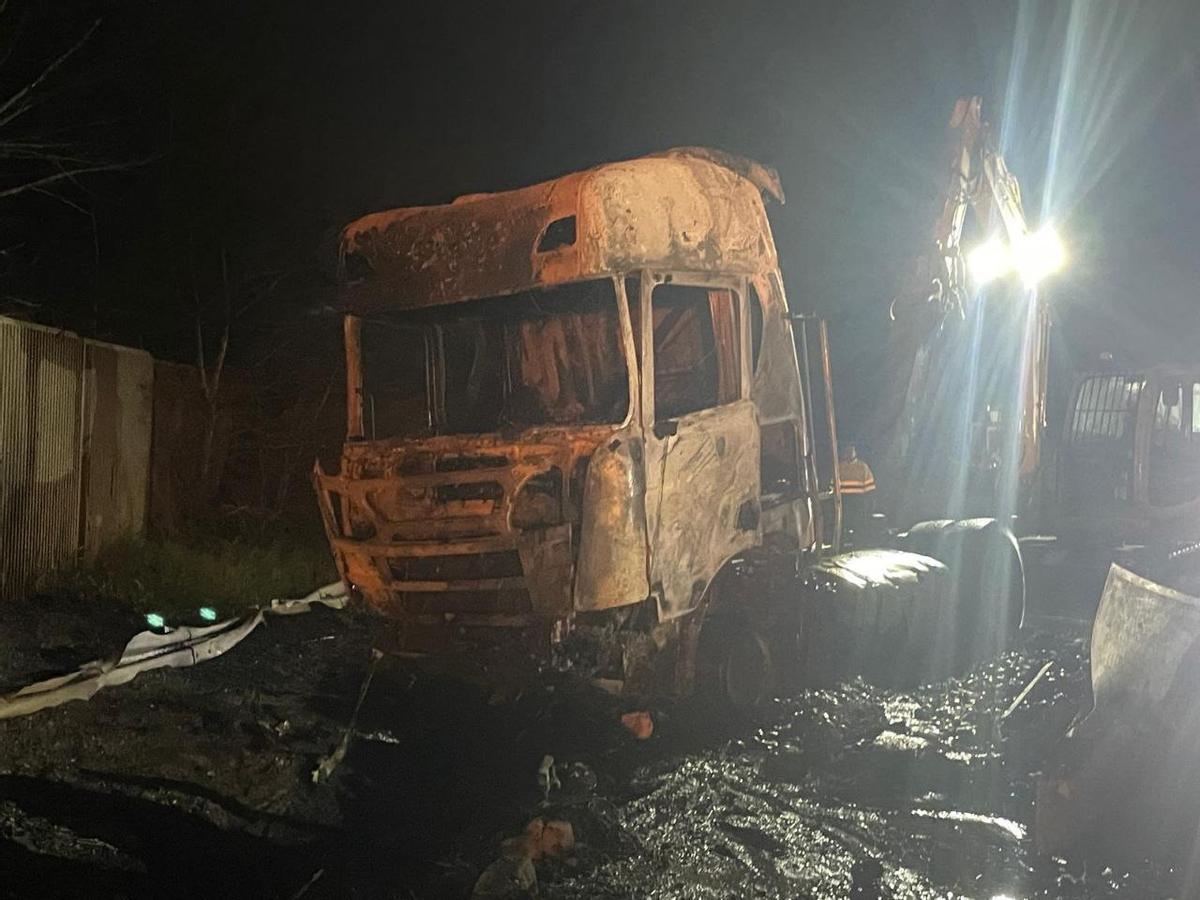 El camión incendiado en la AP-7