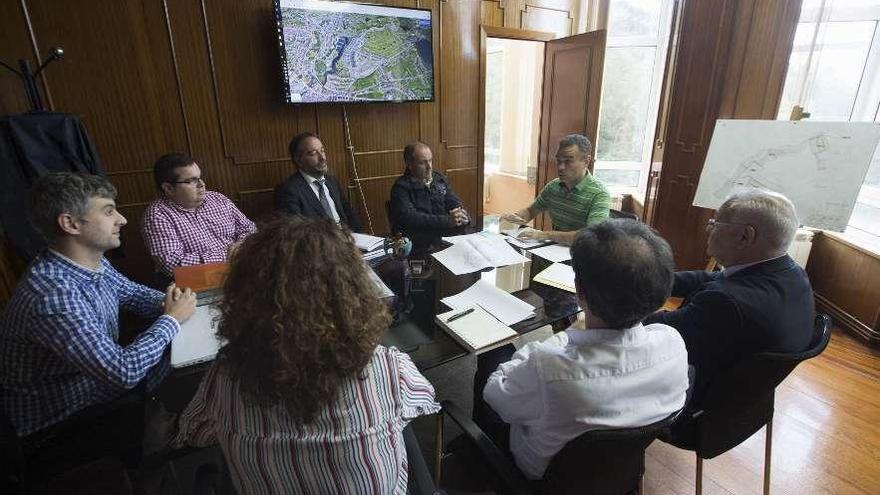 Un momento de la reunión de Iván Fernández con los vecinos de Los Balagares, ayer, en el Ayuntamiento.