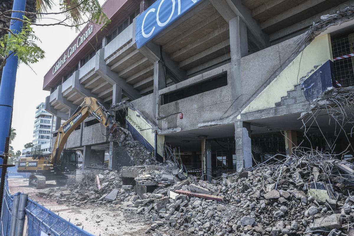Escombros en la avenida Alcalde José Ramírez Bethencourt por la reforma.