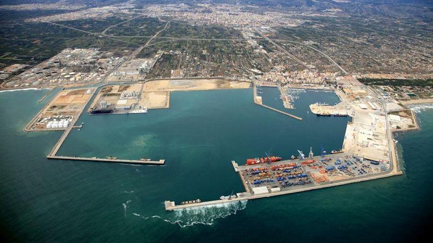 Becsa trabaja en la construcción del nuevo atraque de graneles líquidos de PortCastelló