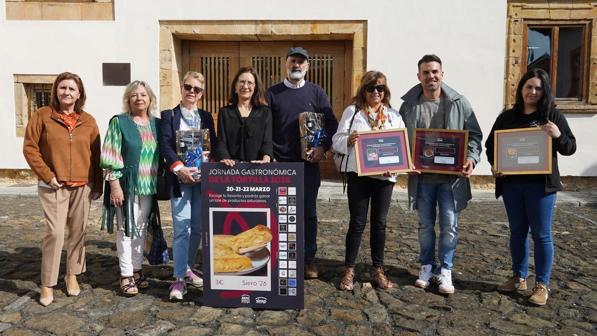 Los galardonados, junto a los responsables municipales y agraciados del jurado popular, este viernes, ante el palacio Marqués de Santa Cruz.