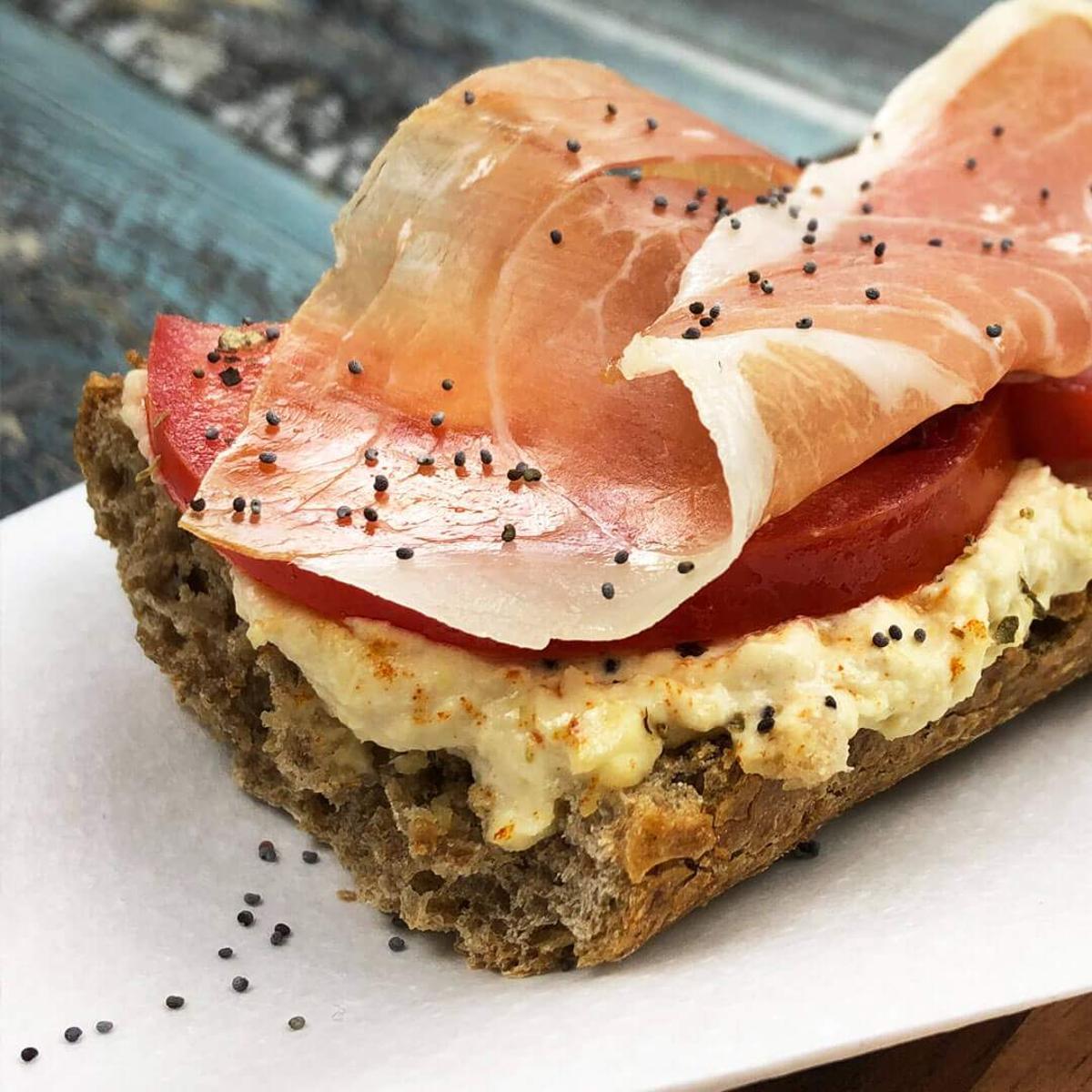 Tostada integral con hummus y jamón serrano