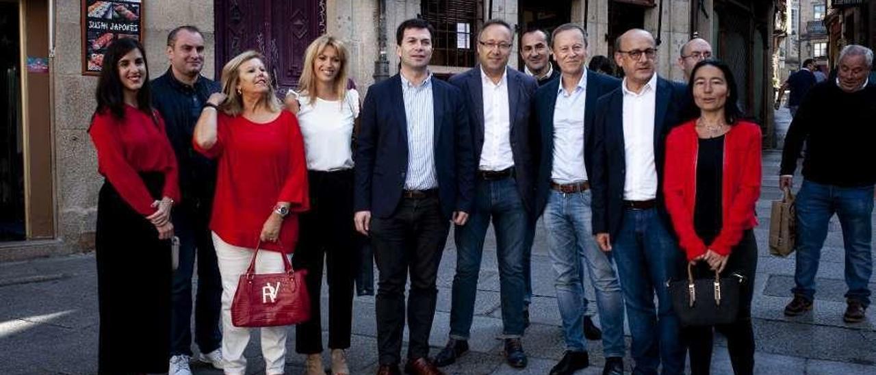 Gonzalo Caballero y Rodríguez Villarino, con los candidatos del PSOE. // Brais Lorenzo