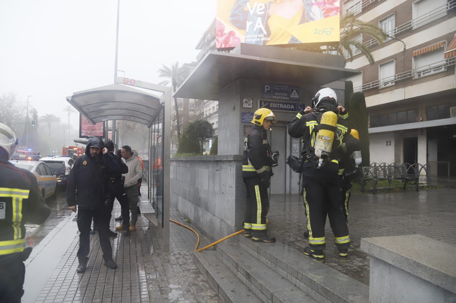 Varios bomberos se preparan con equipos autónomos y oxígeno para acceder al parking..jpeg