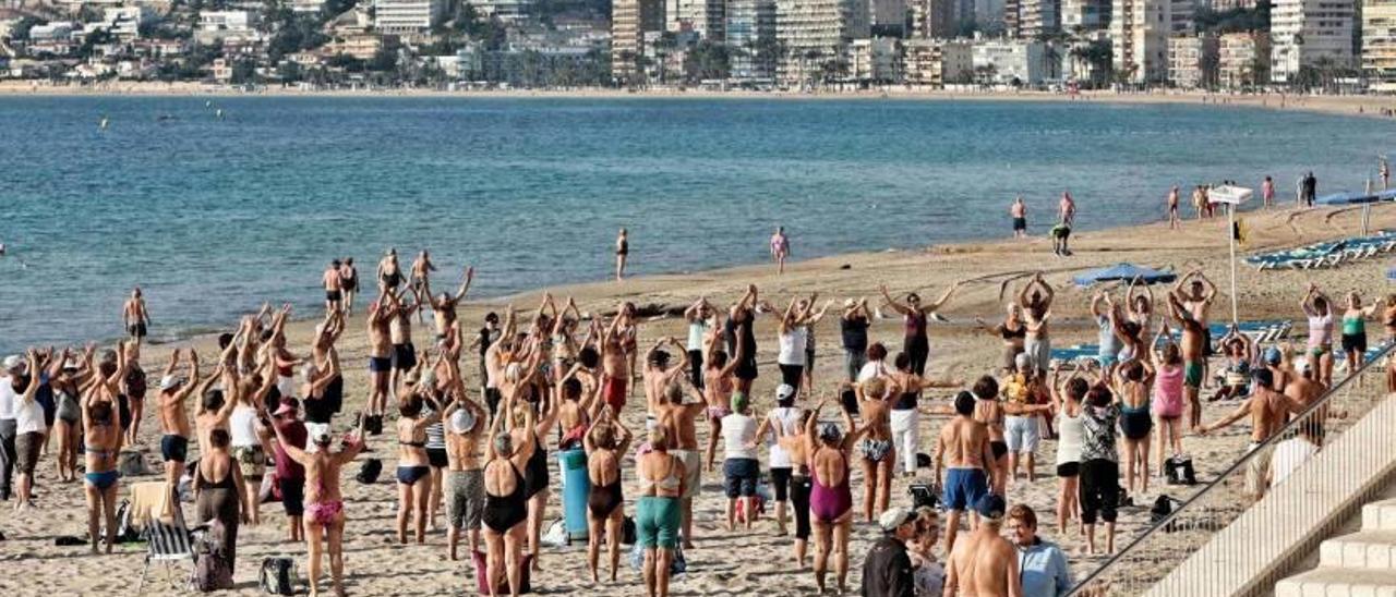 Un grupo de turistas jubilados en su sesión matinal de gimnasia en Benidorm