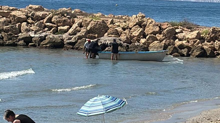 Llega una patera a Santa Pola con cerca de diez migrantes, entre ellos menores