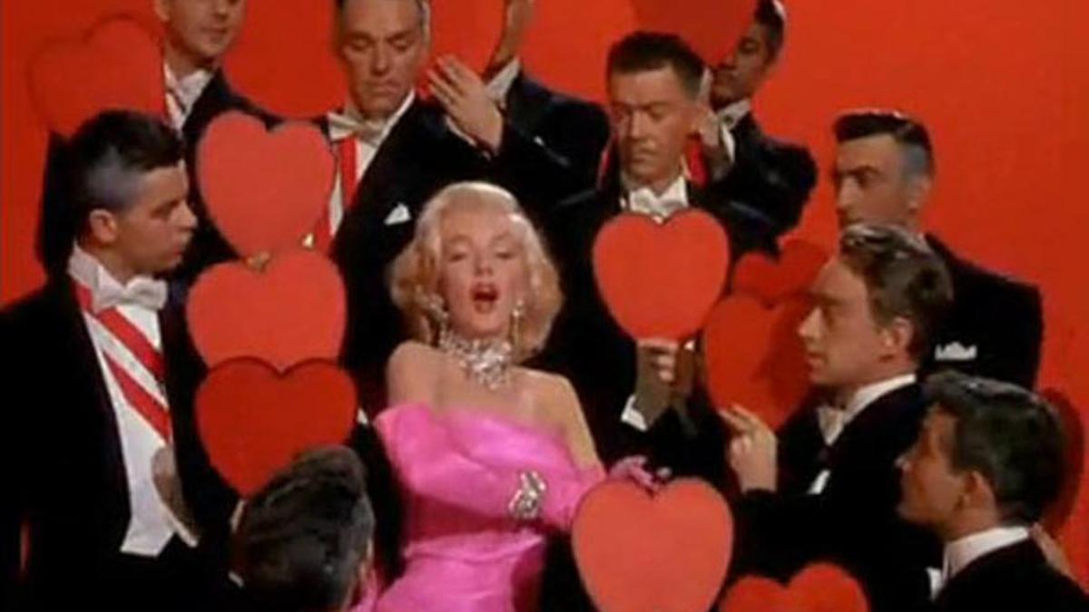 Marilyn, con el vestido rosa fucsia subastado, en 'Los caballeros las prefieren rubias'.