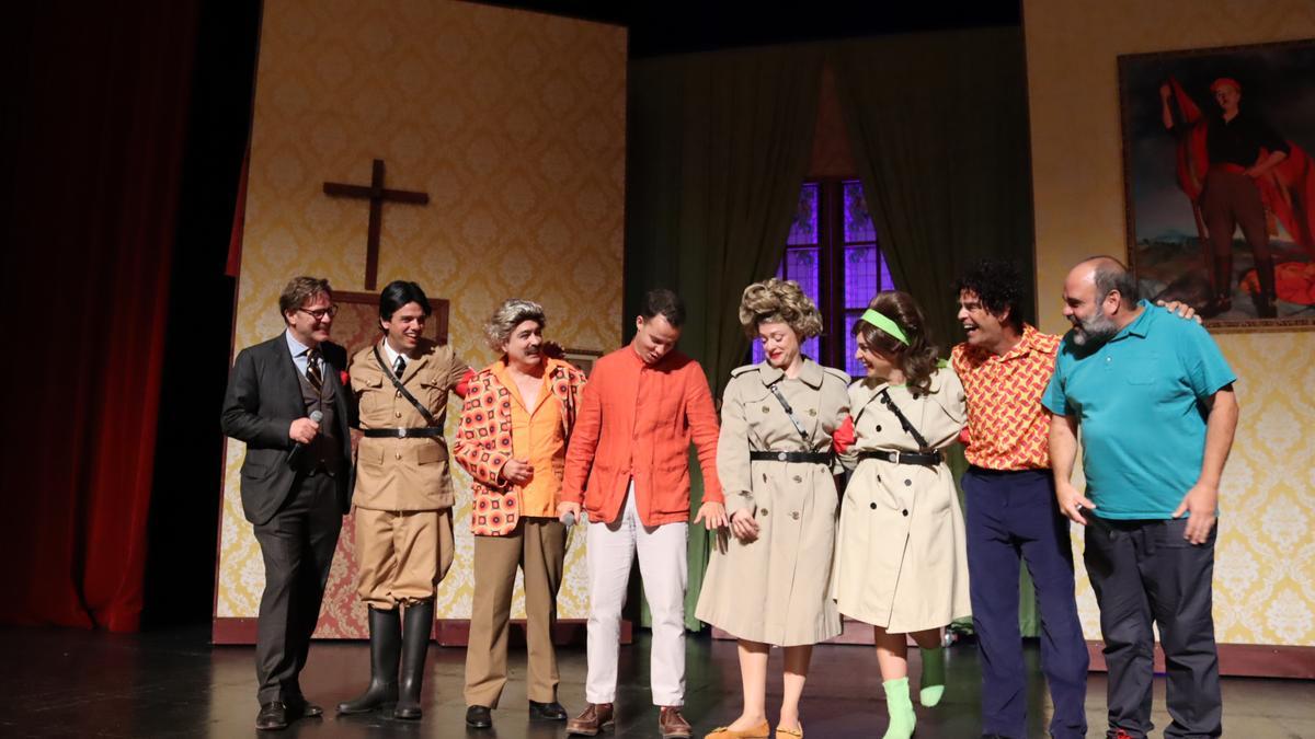 Foto de familia del elenco de la obra tomada tras el pase gráfico celebrado en el Teatro Pérez Galdós.