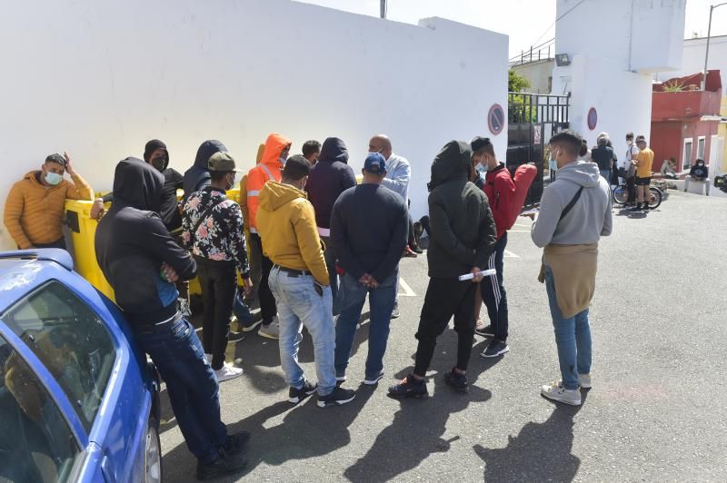 Inmigrantes a las puertas del campamento Canarias 50