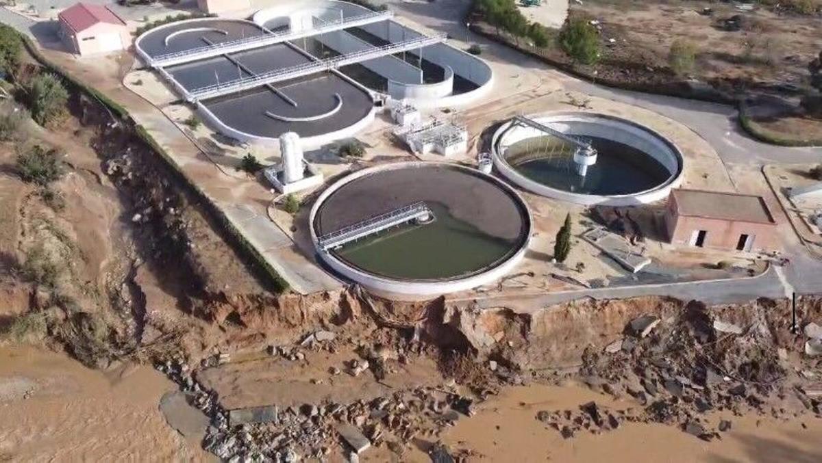 Imagen daños provocados en la depuradora de Requena por la crecida del Magro el 29-O