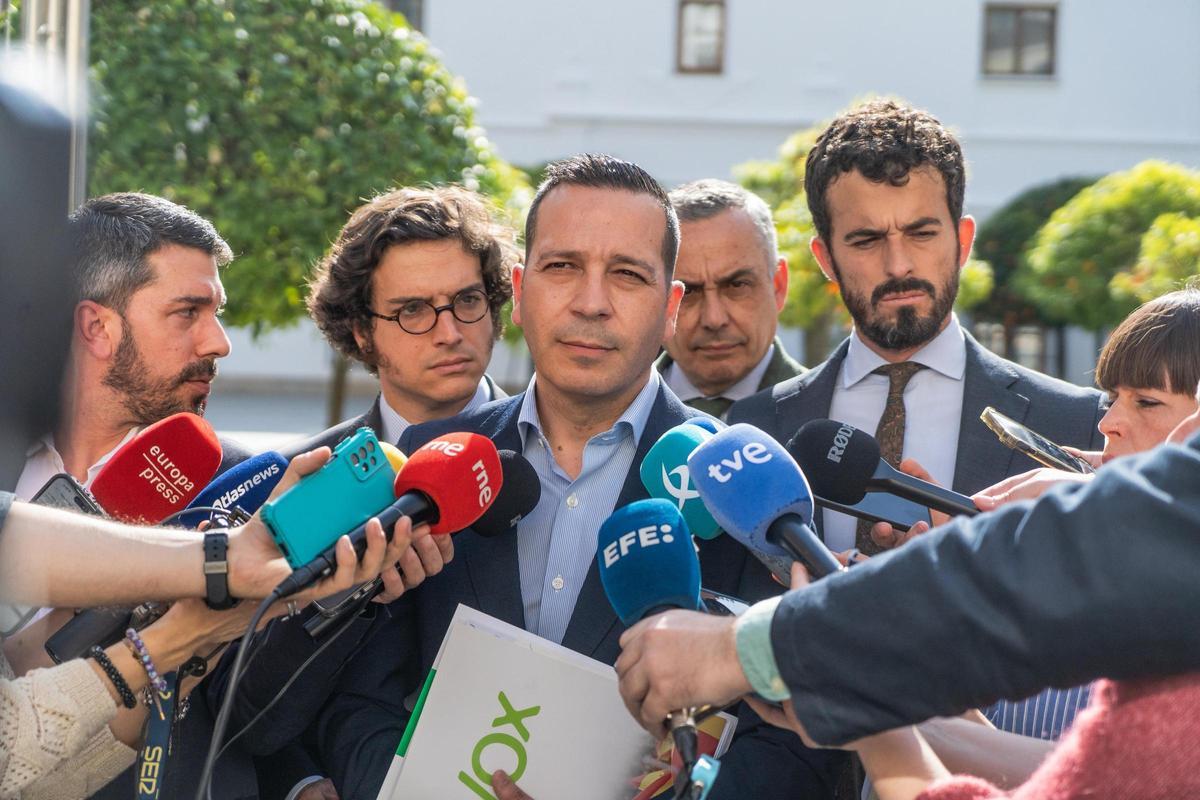 El portavoz de Vox en Extremadura, Óscar Fernández, atiende a los medios de comunicación.