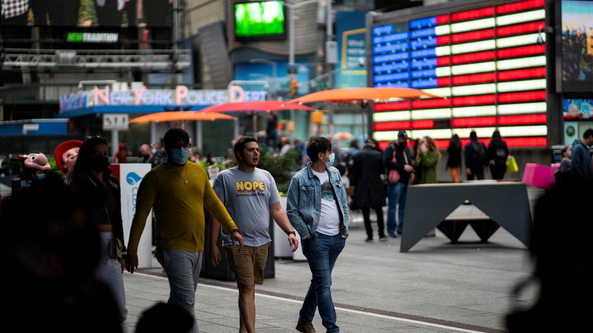 Gente paseando por Times Square en Manhattan en pandemia