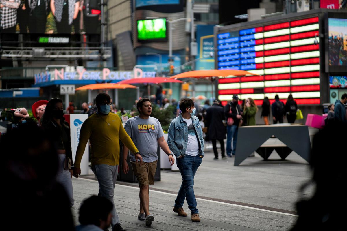 Gente paseando por Times Square en Manhattan en pandemia