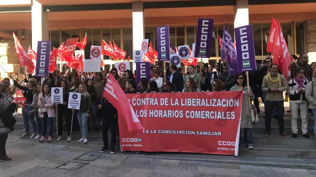 Manifestación de trabajadoras del comercio de Córdoba contra la liberalización de los horarios.