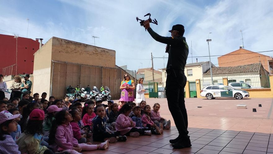 Exhibición de la Guardia Civil en el CEIP Fernando II de Benavente