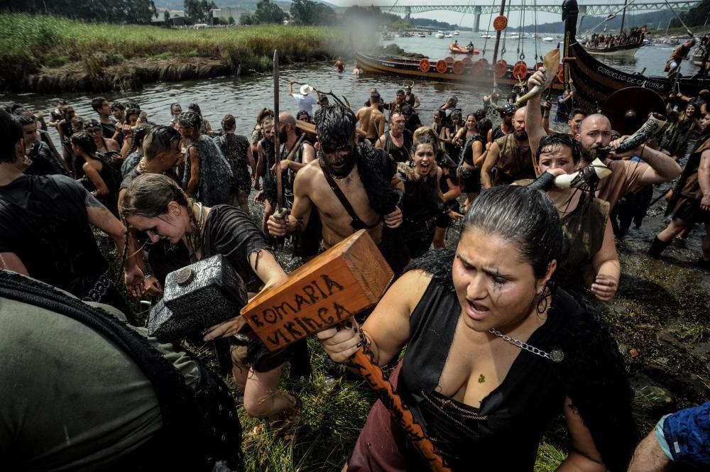 Las hordas vikingas desembarcan con sus armas y sus gritos de guerra en Catoira ante 30.000 personas.