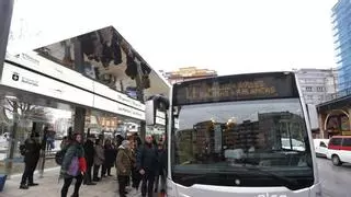 Las "marquesinonas" de Avilés, ni fu ni fa: "Es más bonita que la parada que había antes", pero "entra mucho frío"