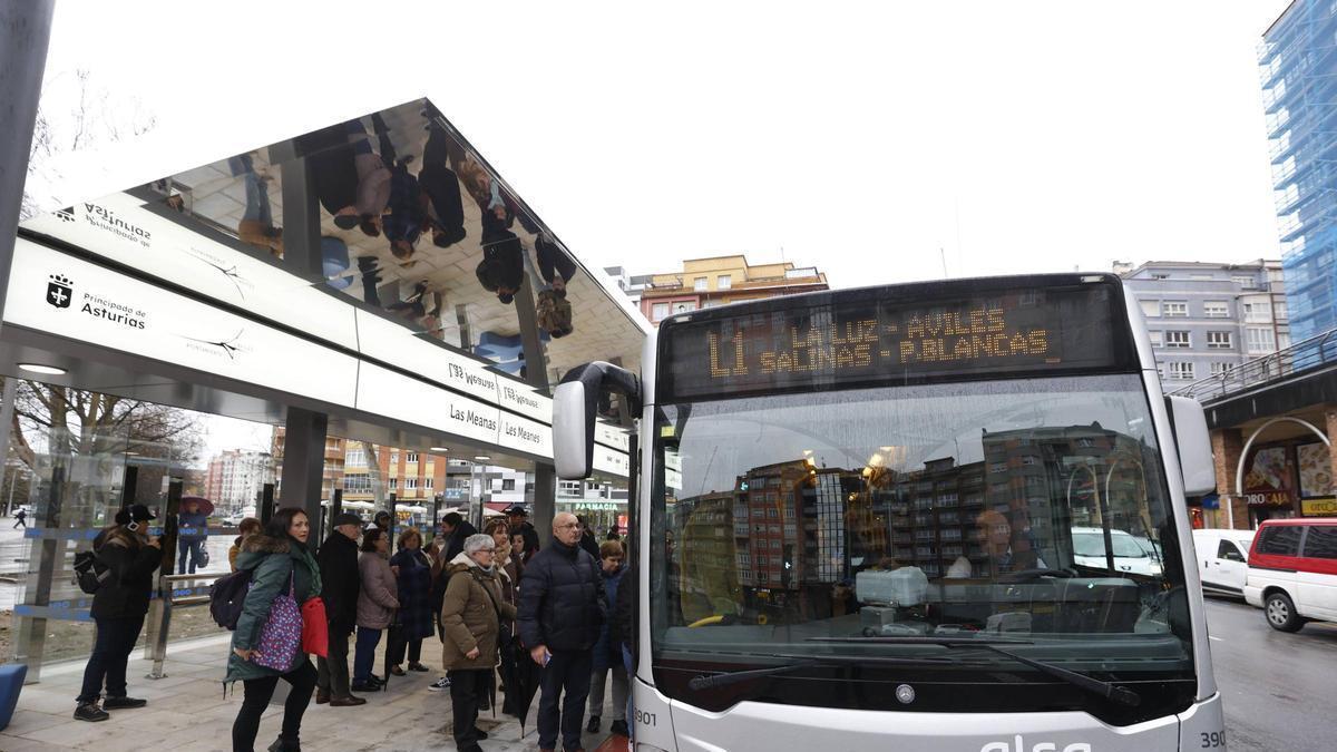 La nueva "marquesinona" de Las Meanas comienza su servicio con gran confusión entre los vecinos que se quejan de "mala señalización
