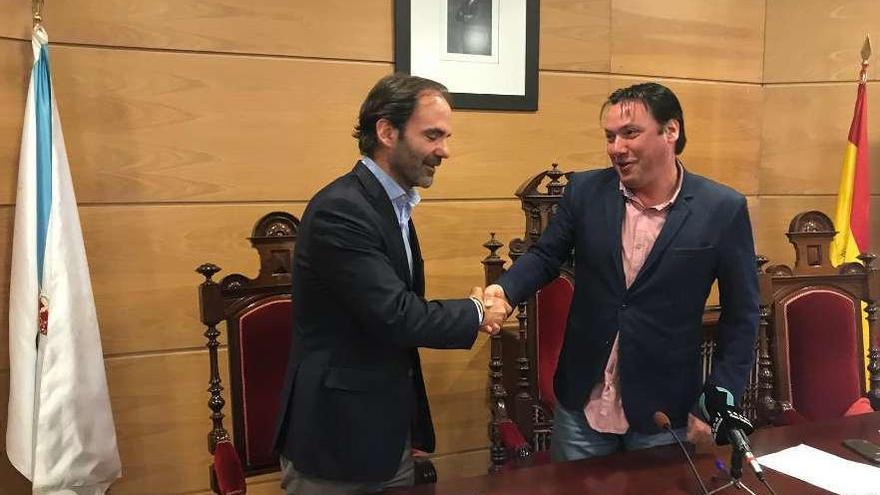 Julio Maside y Constantino Cordal, ayer en el salón de plenos tras la firma del protocolo. // Cedida