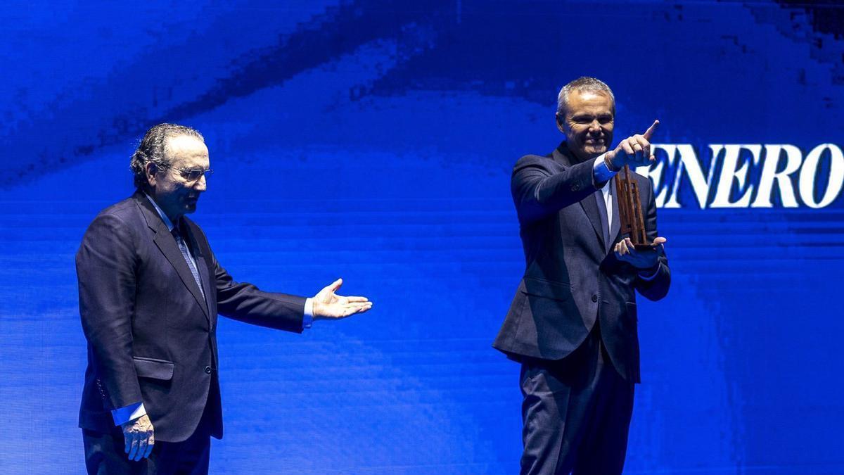 Javier Moll, presidente de Prensa Ibérica, entregando el premio a Miguel Ángel Benito, director de Aqualia en la Comunidad y Baleares.
