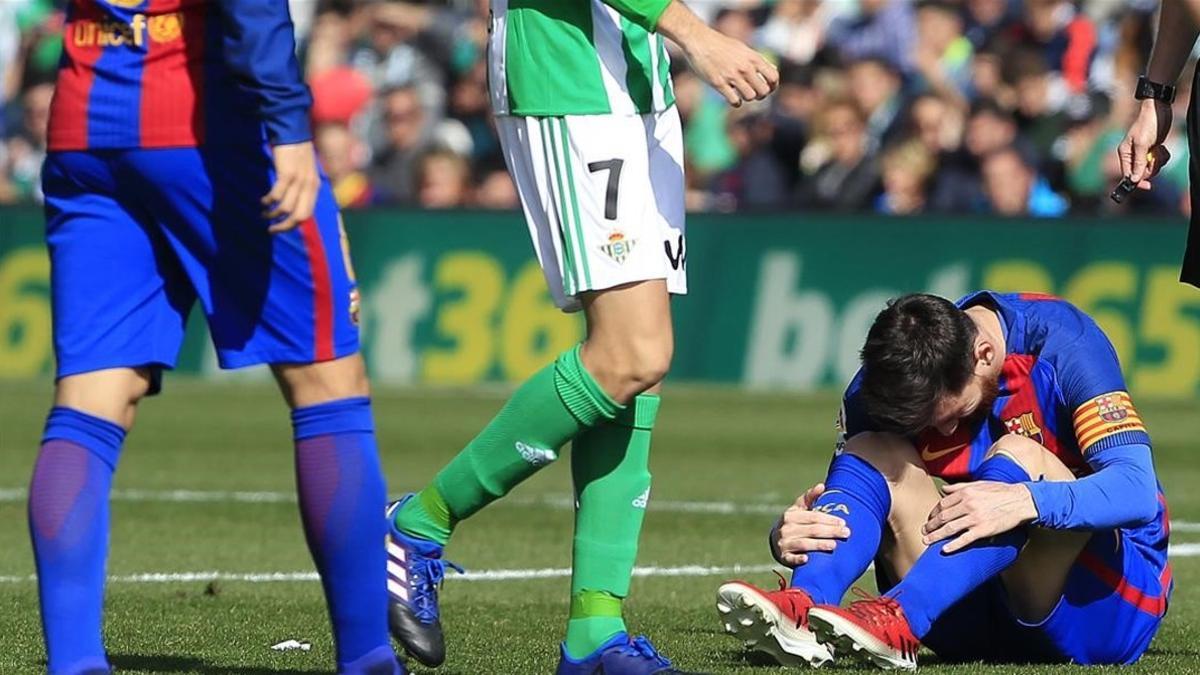 Messi se lamenta en una jugada del Betis-Barça en el Villamarín.