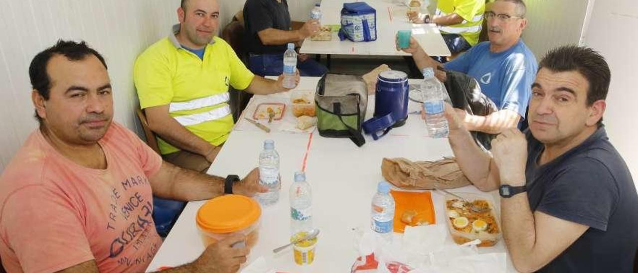 Trabajadores de la constructora San José, ayer, en uno de los comedores habilitados en casetas. // A. Villar