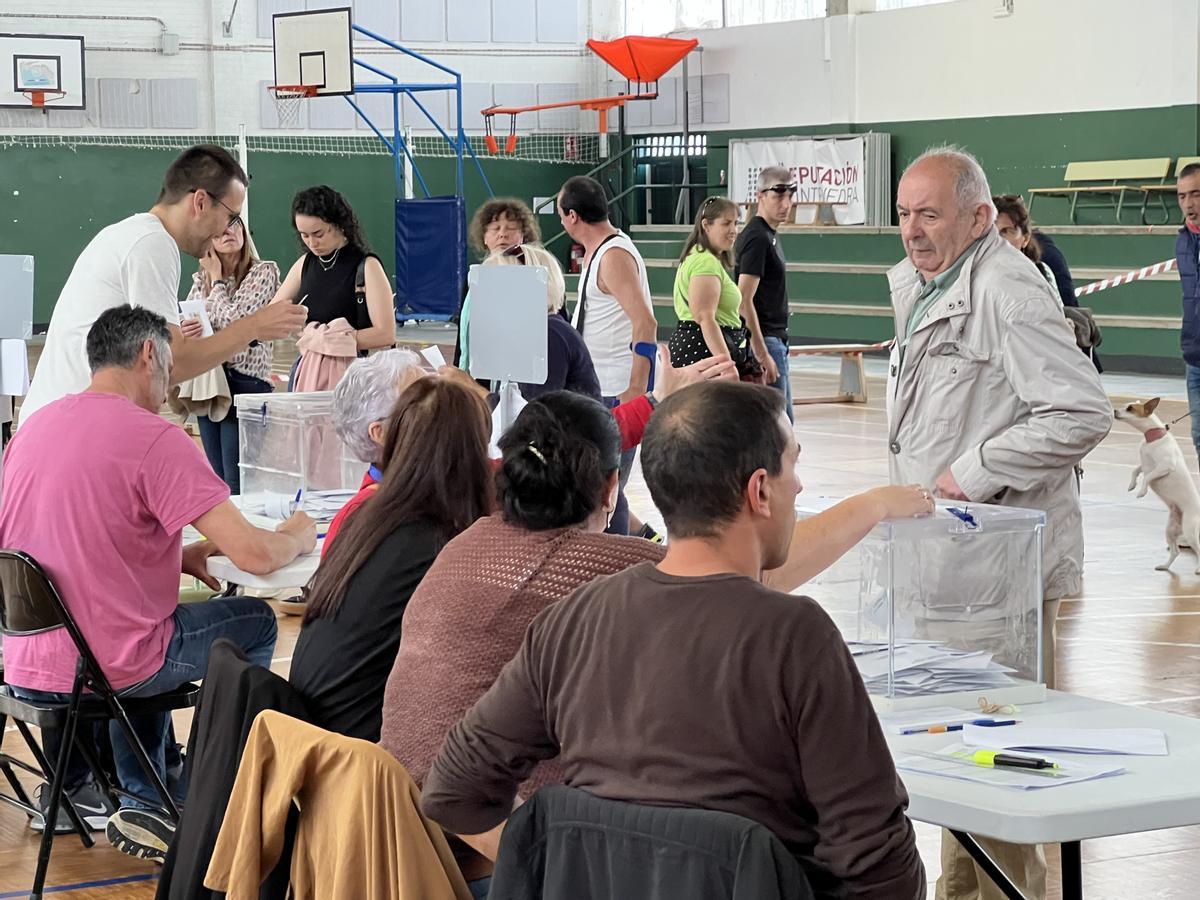 El exconcejal Nardo Faro Lagoa, buscando mesa dónde votar en el IES de Rodeira