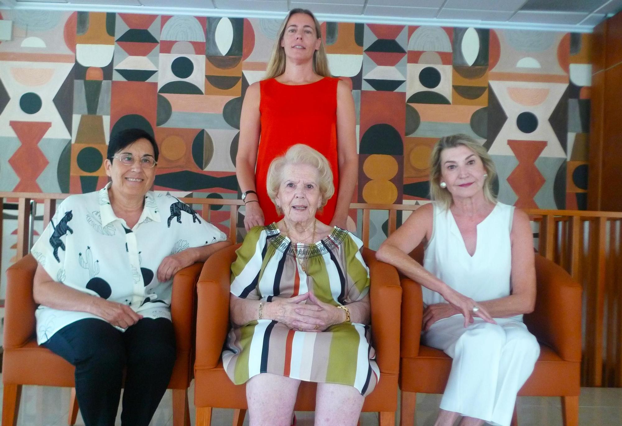 Milagros Segura, en el centro, con dos de sus tres hijas; Pilar, a la izquierda, y Nieves, a la derecha, y de pie la nieta e hija de Nieves, Rocío.