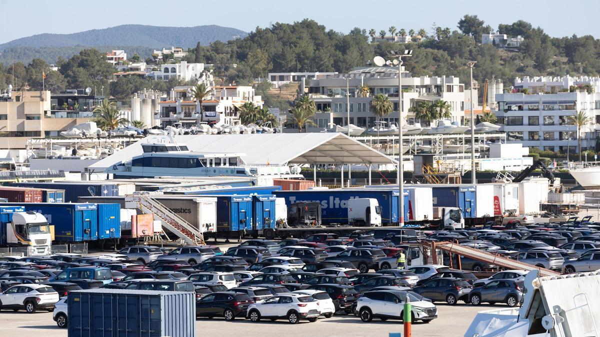 Imagen de archivo de coches de alquiler aparcados en el muelle comercial del puerto de Ibiza.
