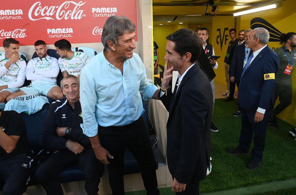 Marcelino y Pellegrini saludándose antes del inicio del encuentro