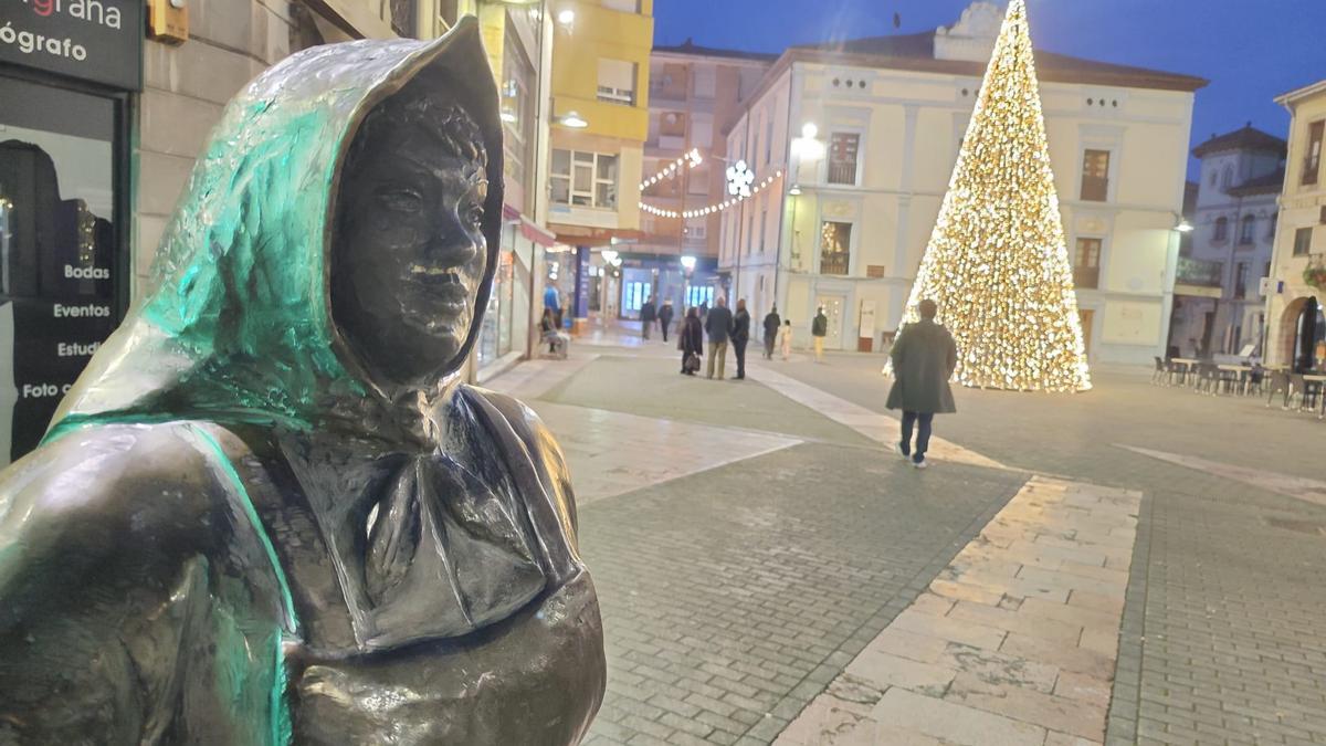 La escultura de La Muyerina, con el árbol de Navidad de luz de General Ponte al fondo.
