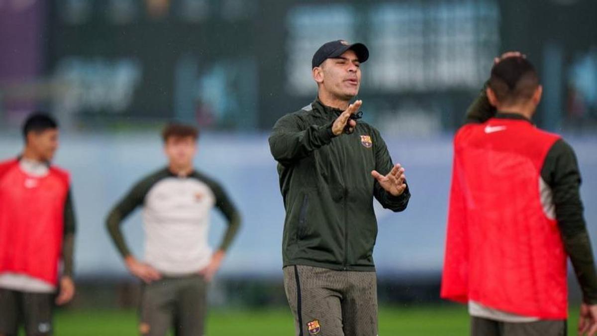 Rafa Márquez da instrucciones a los jugadores del Barça Atlètic.