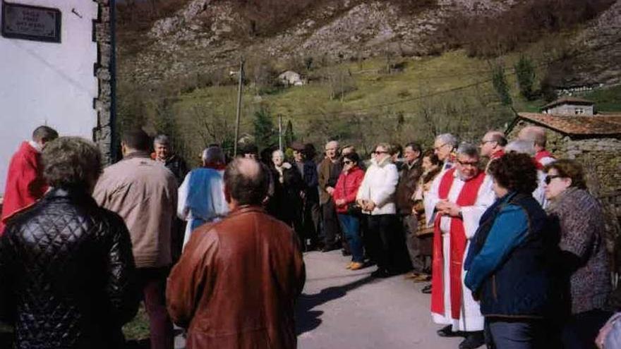 Asistentes a la misa en honor de Juan Alonso y los Mártires de El Quiché, ayer, en Cuérigo (Aller).